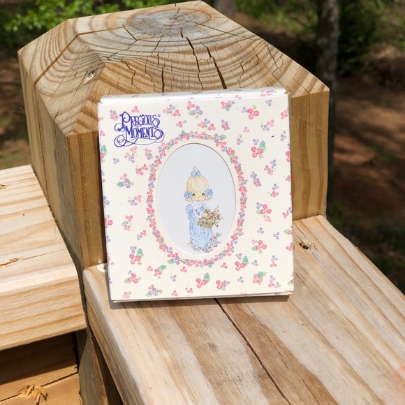 Avon Precious Moments Pierced Earrings - Picture 4 of 5